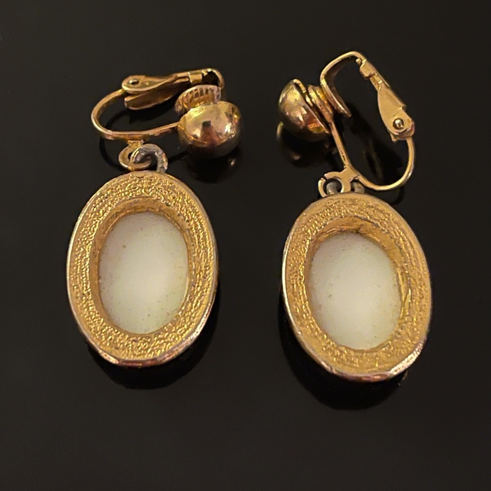 ✨Beautiful VTG Enamel Dangling Clip On Earrings - Picture 2 of 2